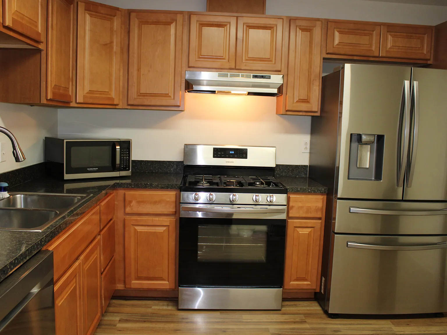 3 bed, 2.5 bath, 1872 sqft, $2,500 — Photo 2