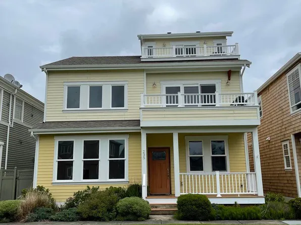 235 29th St, Astoria, OR 97103