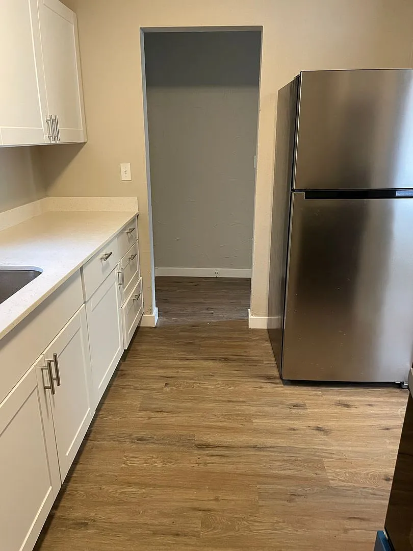 207 & 223 N Hemlock St — Photo 4