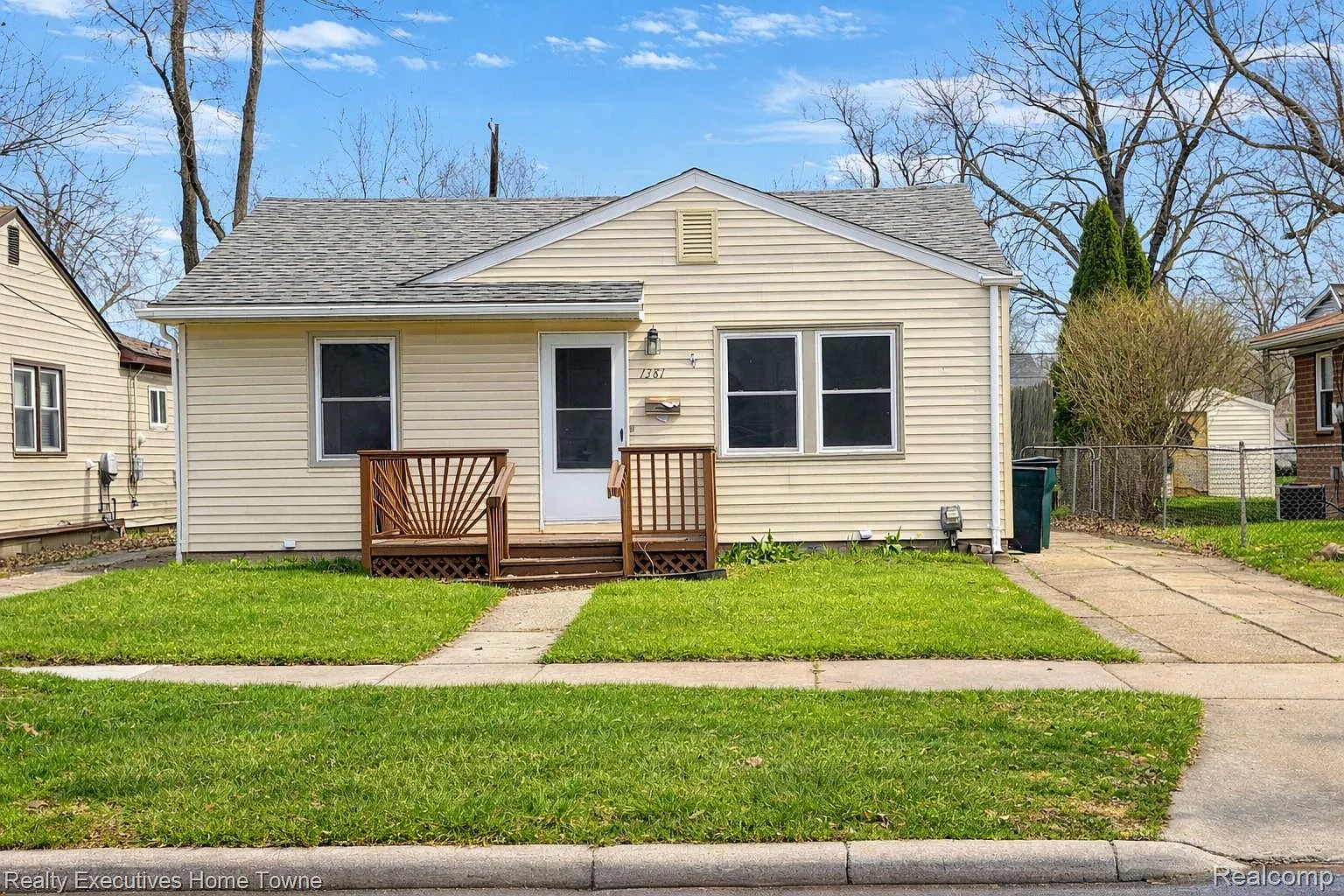 1381 E Chesterfield St photo 1