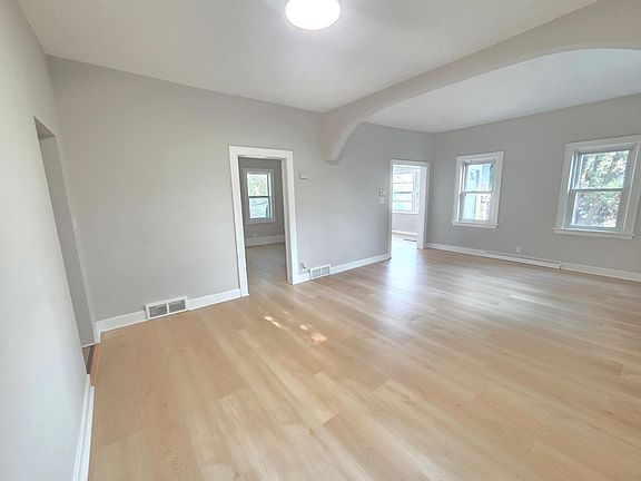 3rd image of 712 Maple St W