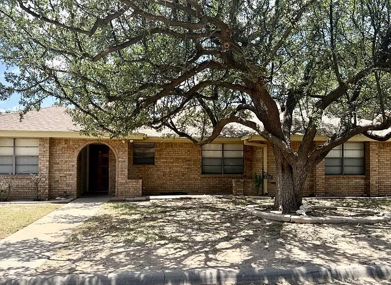4211 Russell Dr — Photo 1