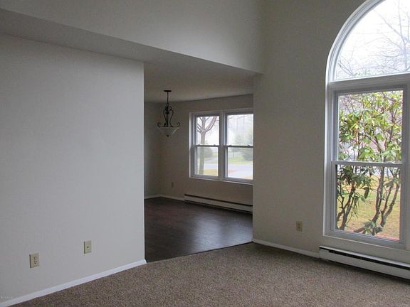 4th image of 48 Queen Mary Dr