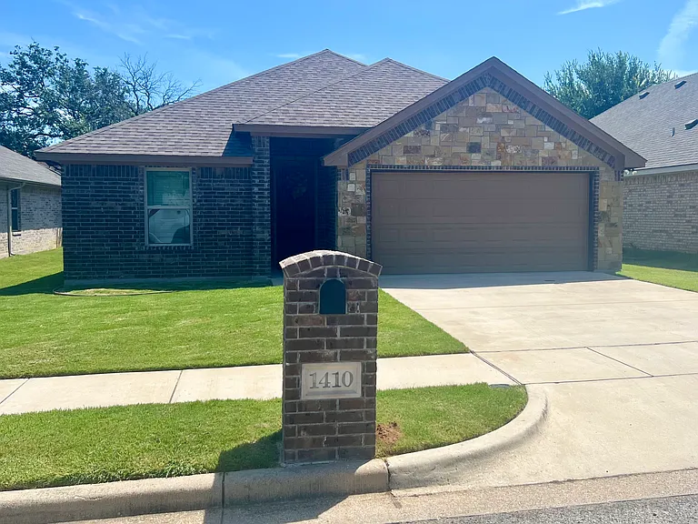 1410 Lauren Ln — Photo 8
