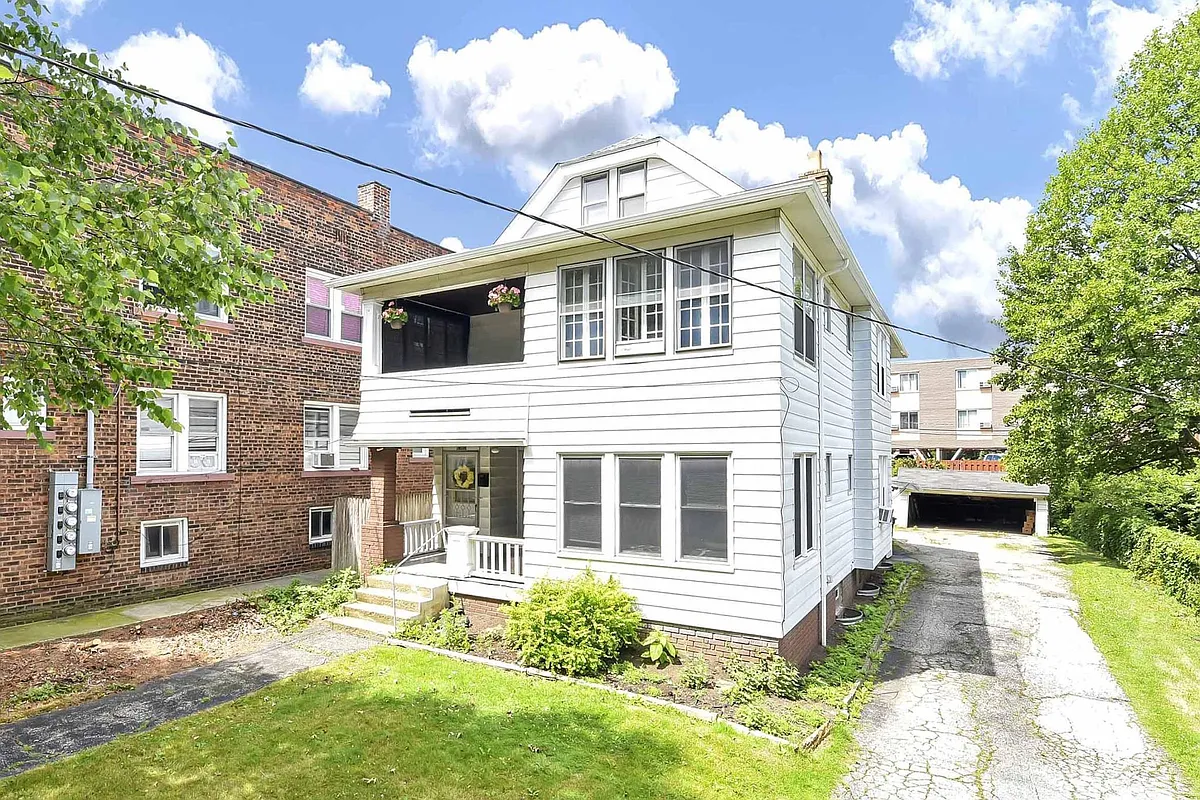 Building Photo - 1380 Giel Ave