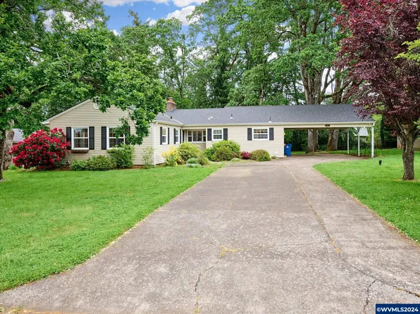 233 S Center St, Silverton, OR 97381