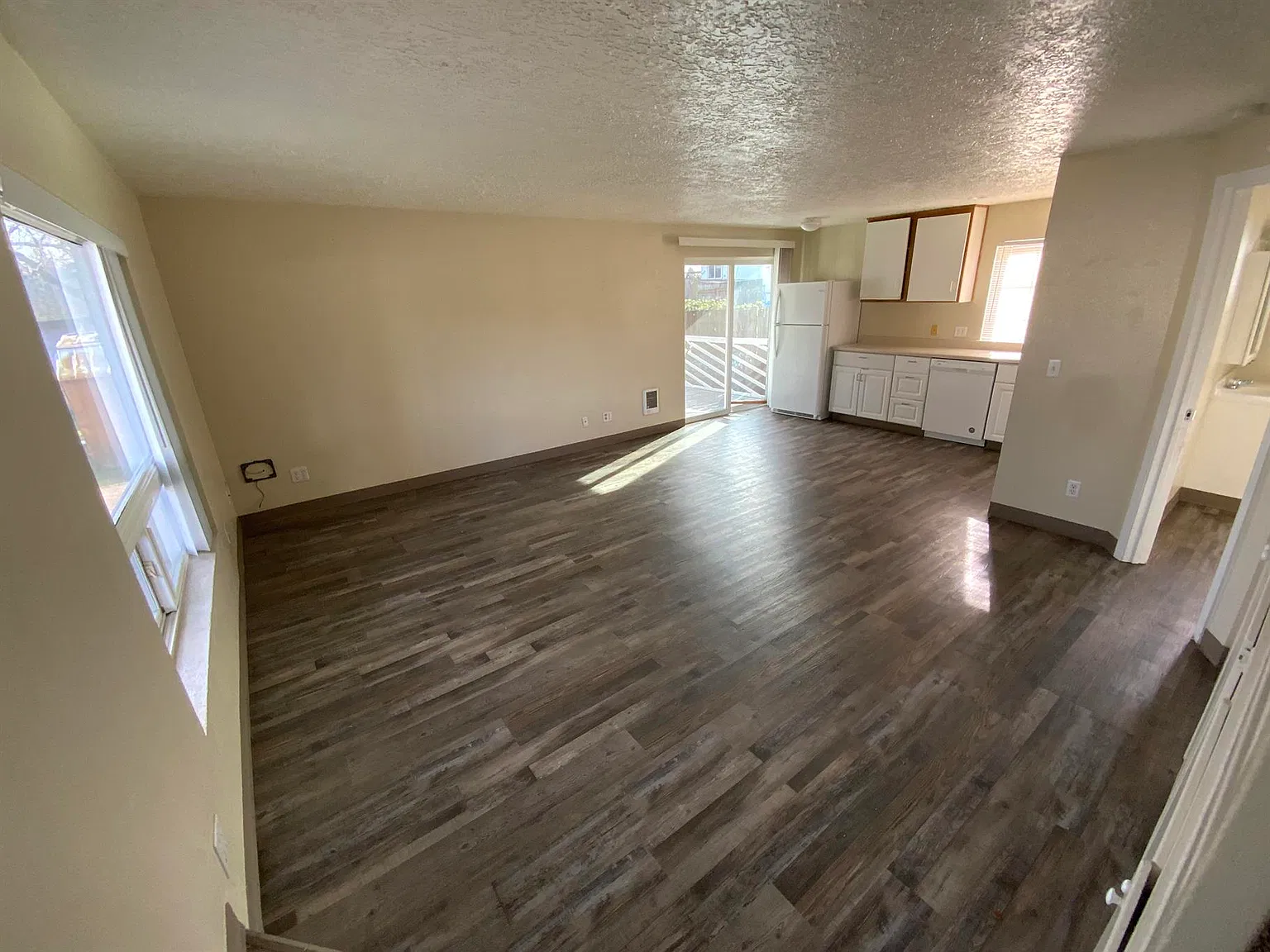 3 bed, 1.5 bath, 920 sqft, $1,565 — Photo 3