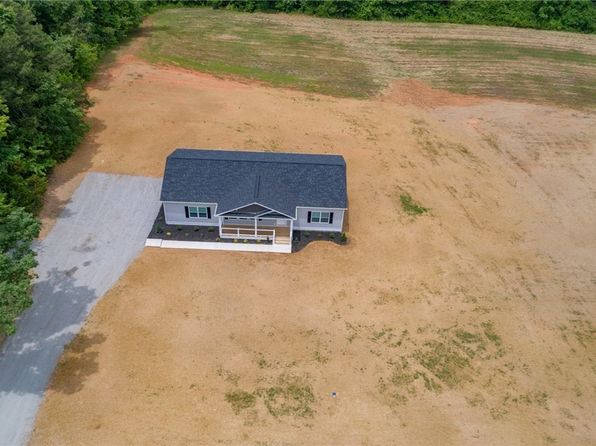 853 Levi Rd, Green Bay, VA 23942