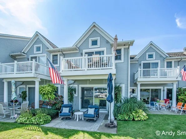 965 W Savidge St, Spring Lake, MI 49456