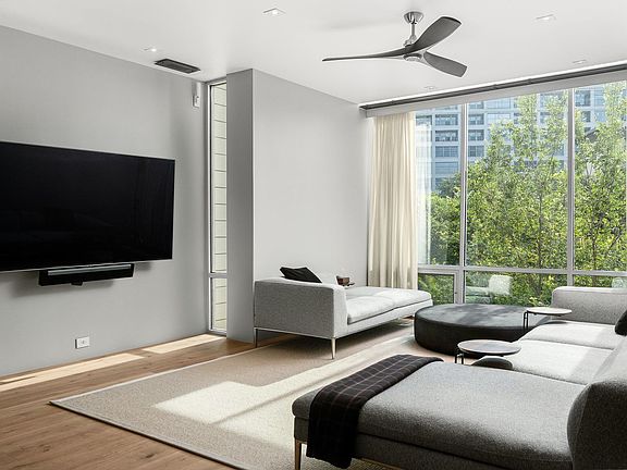 3rd image of 925 N Larrabee St APT 2S