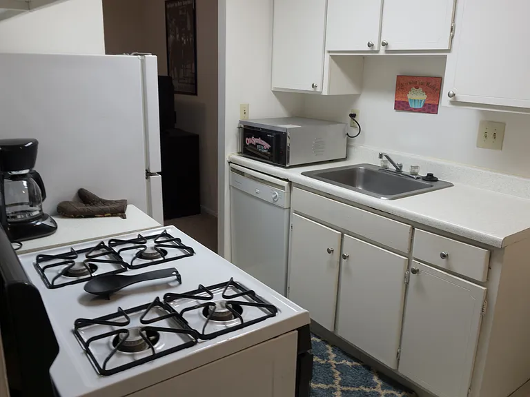 College Towers Apartments — Photo 53