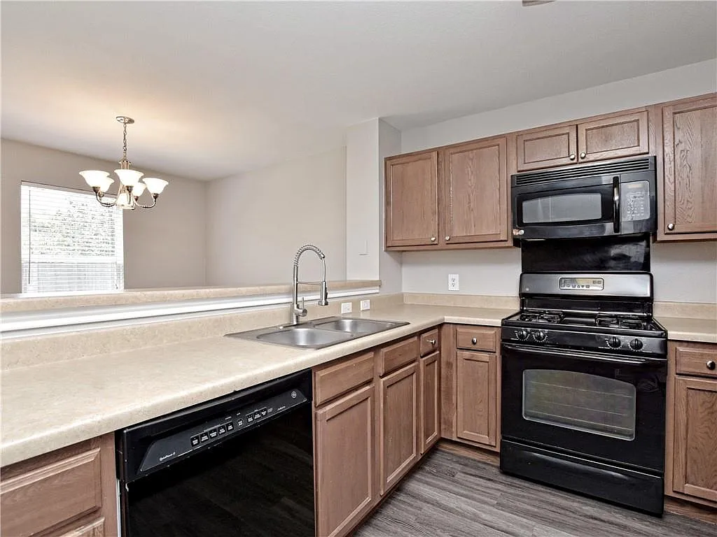 3 bed, 2.5 bath, 1700 sqft, $1,795 — Photo 4