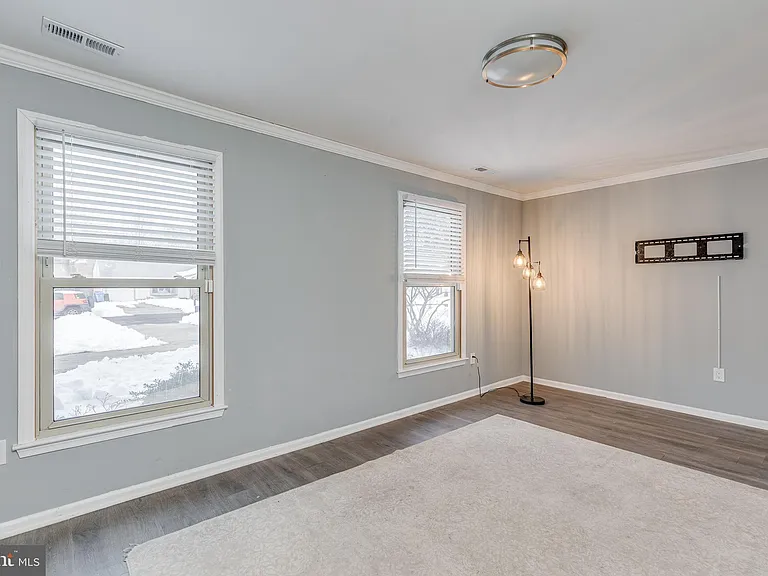 45 Stratford Ln — Photo 5
