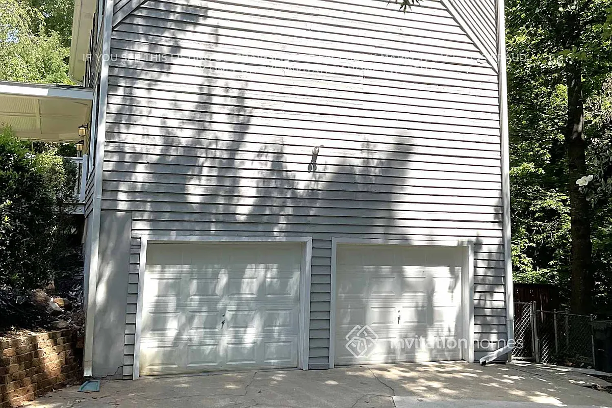 Building Photo - 2073 Kinridge Rd