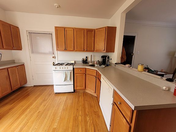 4th image of 925 W Oakdale Ave