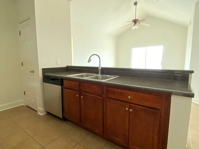 3425 Town Creek Cir — Photo 2