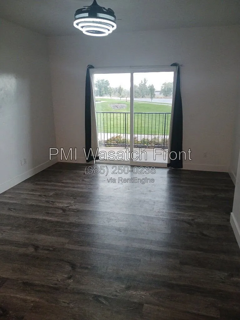 1 bed, 1.0 bath, 755 sqft, $975 — Photo 2