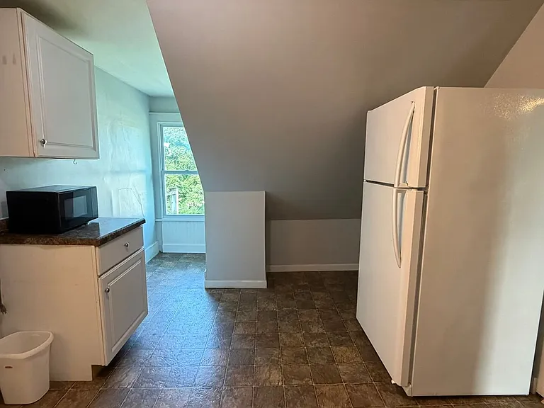 810 E Division St — Photo 17