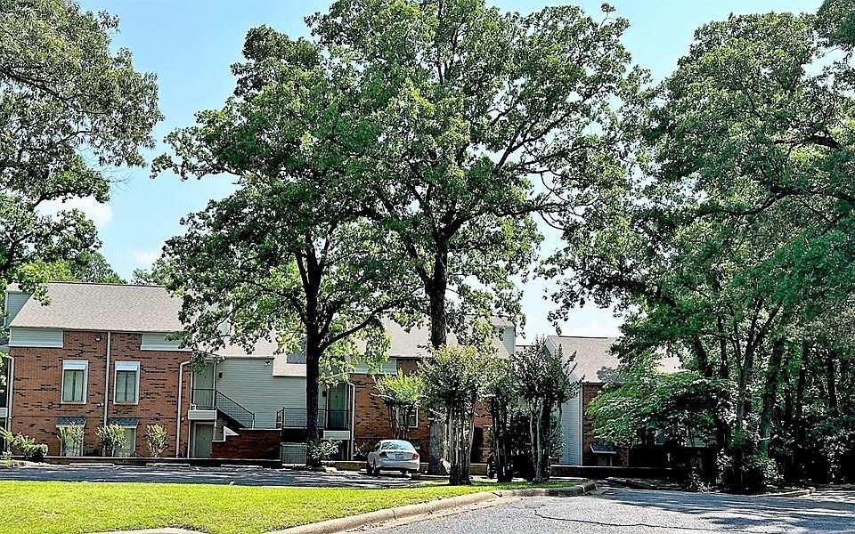 1st image of 801 Country Club Cir