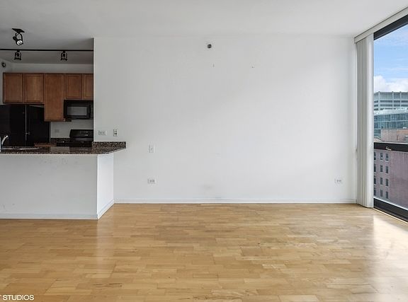 5th image of 210 S Desplaines St APT 1006