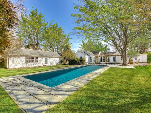 17 N Main St, East Hampton, NY 11937