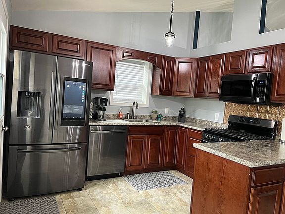 5th image of 6653 Lakewood Ave