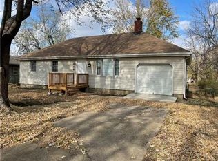 315 SW Glendana Dr, Lees Summit, MO 64081