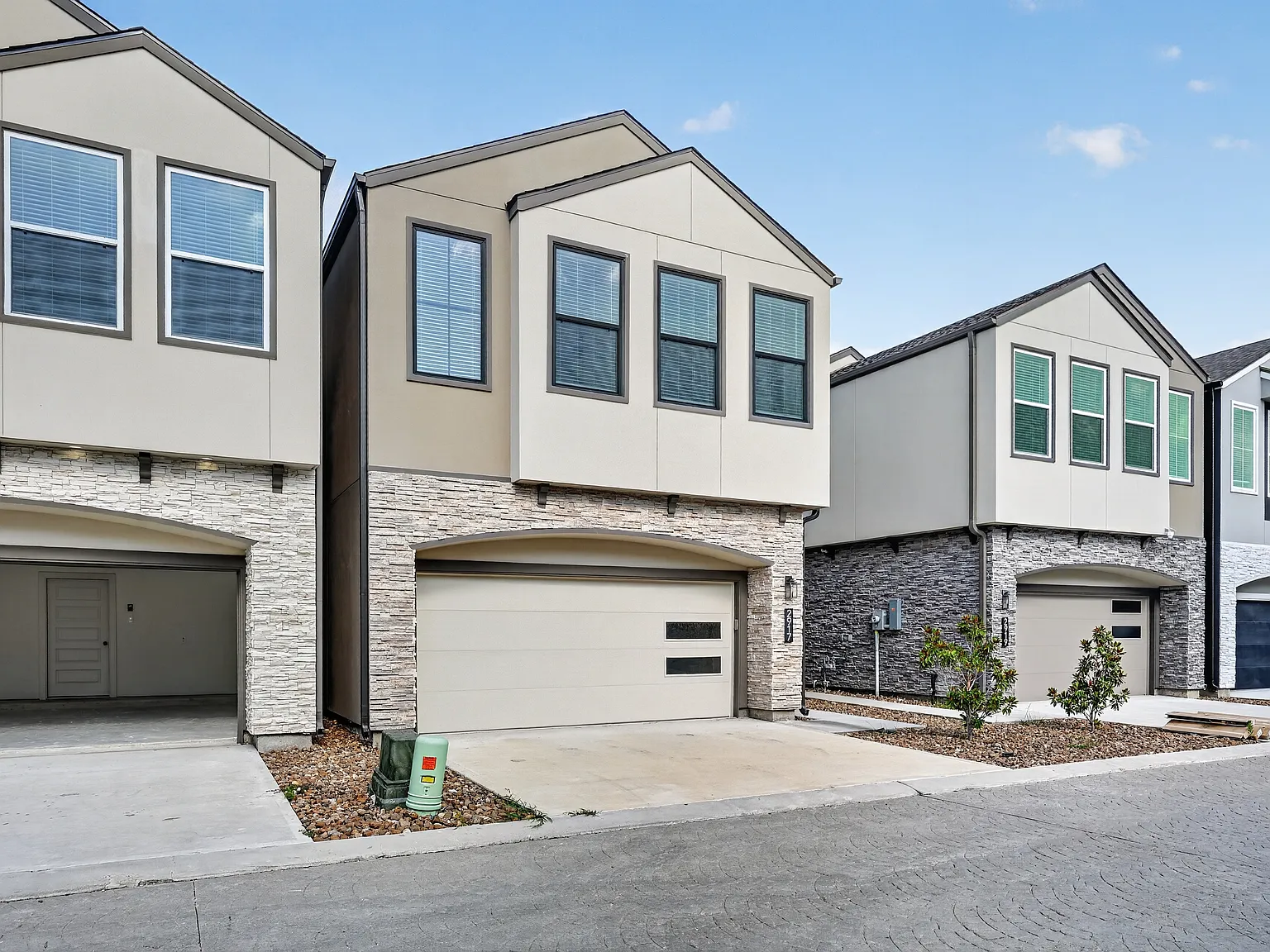 3 bed, 2.5 bath, 2100 sqft, $5,750 — Photo 1