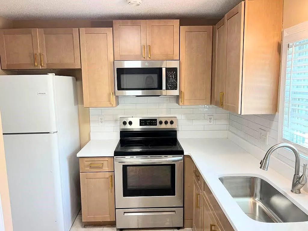2 bed, 2.5 bath, 1280 sqft, $1,600 — Photo 3