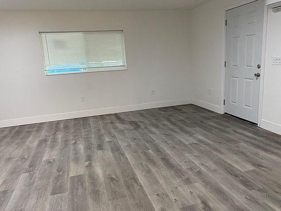 5th image of 792 Elmwood Dr