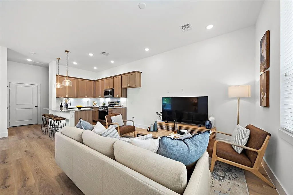 3 bed, 2.5 bath, 1486 sqft, $1,990 — Photo 1