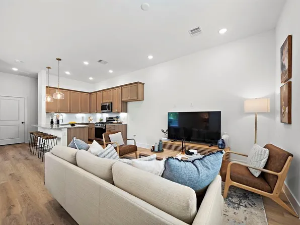 1586 W Tidwell Rd, Houston, TX 77091