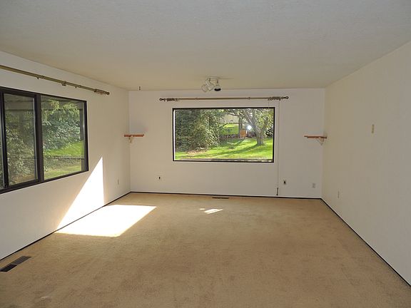 5th image of 605 108th Avenue Ct E