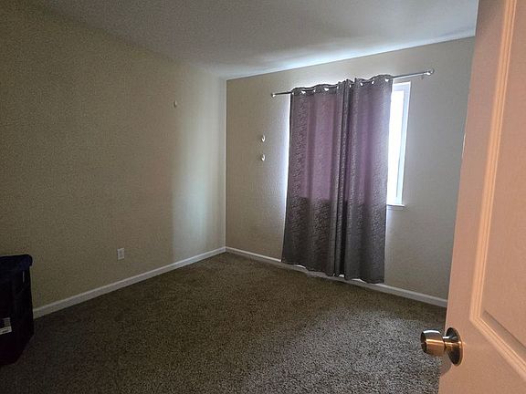 3rd image of 1479 Greenbrier Dr