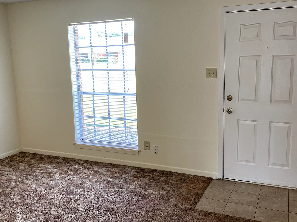Building Photo - 1252 Meadowview Dr