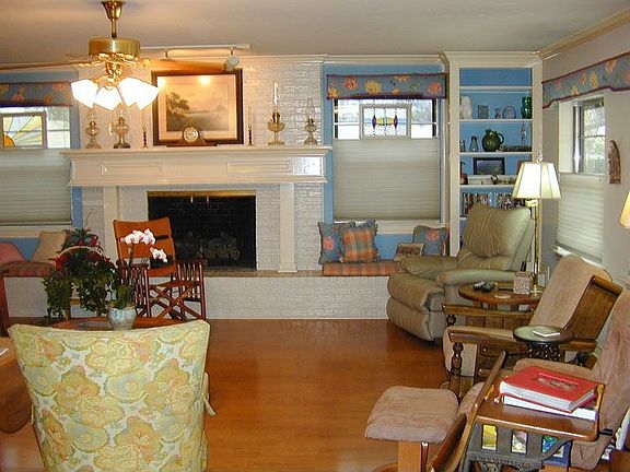 5th image of 2203 Greenbrier Dr