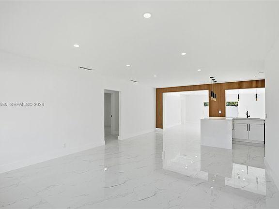 4th image of 824 NW 29th Ct