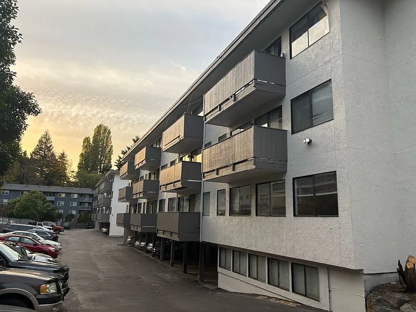 Del Mar Apartments