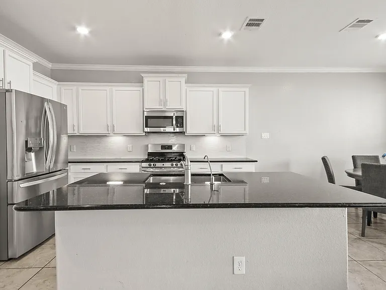 702 S Galley Dr — Photo 14
