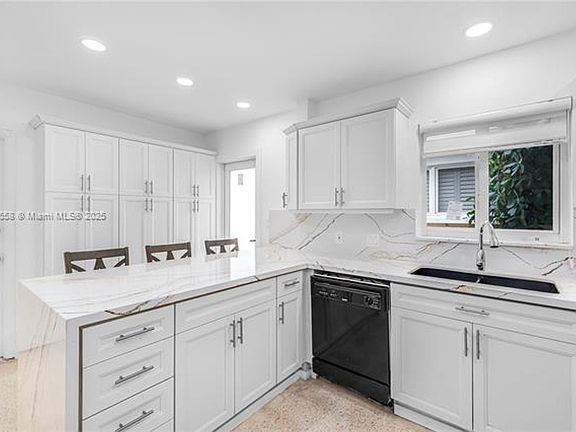 5th image of 8819 Dickens Ave #0