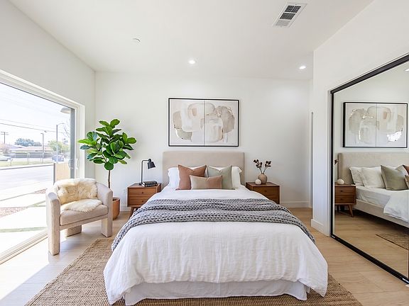 3rd image of 2847 S Victoria Ave #2847