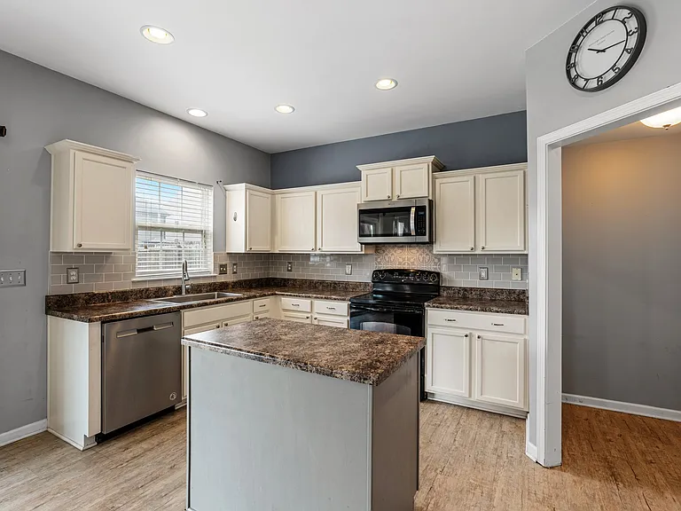 27 Madeline Cir — Photo 4