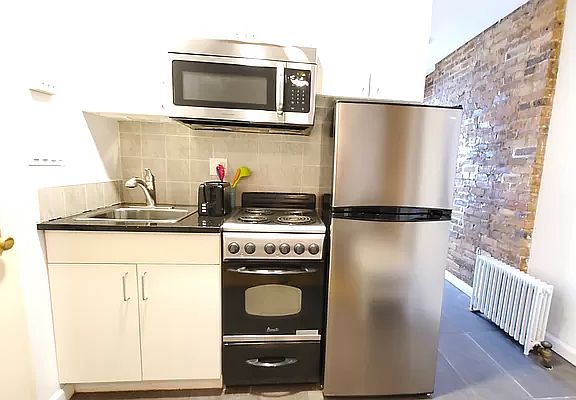 3rd image of 170 Delancey St APT 3