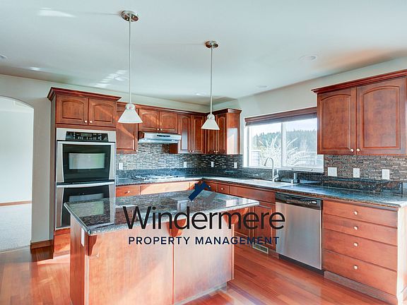 3rd image of 948 NW Scenic Vista St