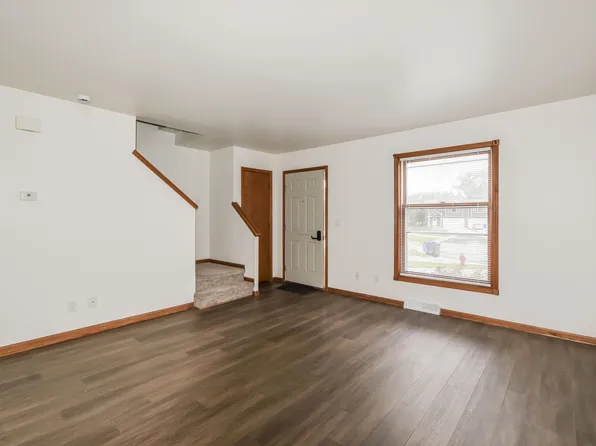 208 Applewood Ln, Watertown, WI 53094