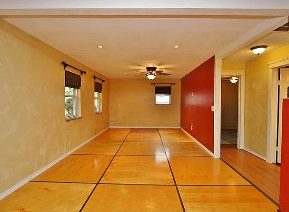 4th image of 215 S Menger Ln