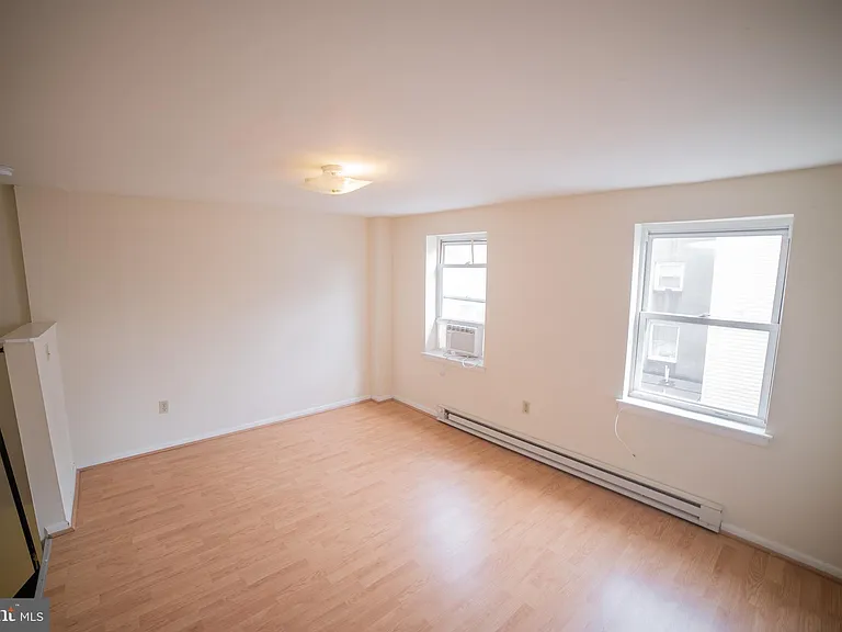 1305 N Lawrence St #8 — Photo 9