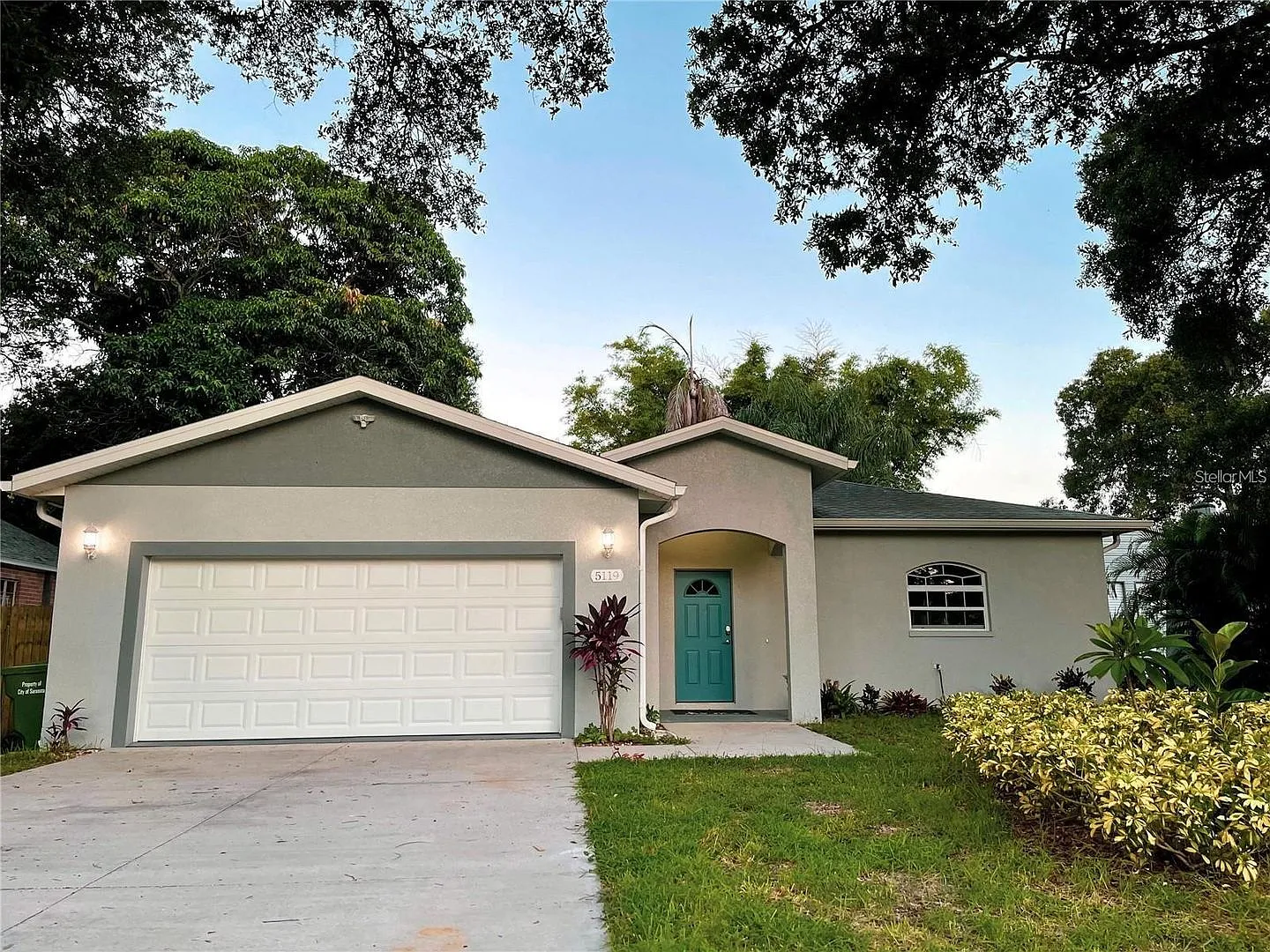non deed restricted Single Family Home with fenced yard. — Photo 1