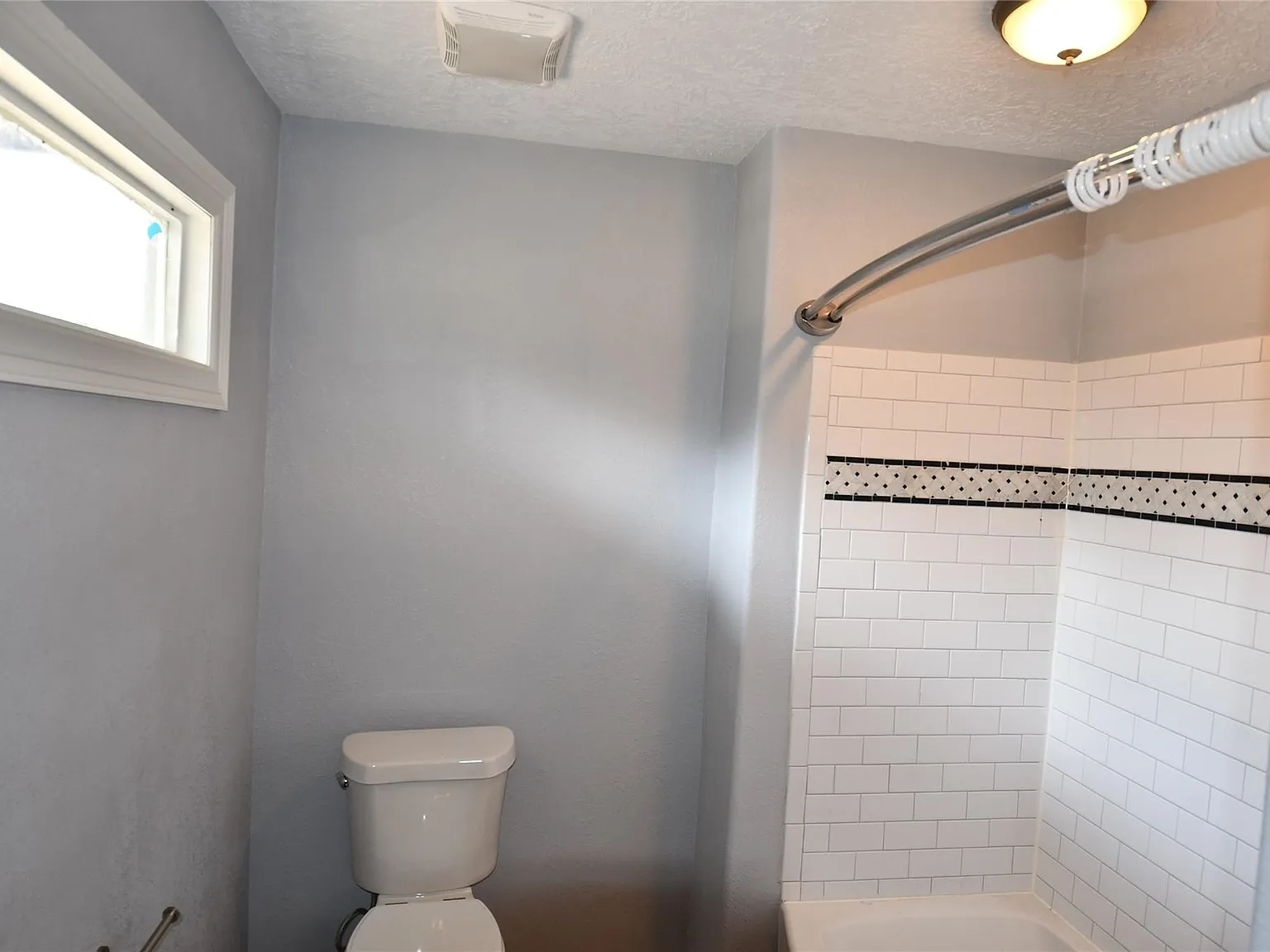 1 bed, 1.5 bath, 902 sqft, $995 — Photo 4