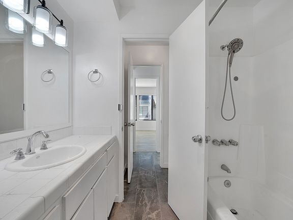 4th image of 5249 Colodny Dr Unit 6
